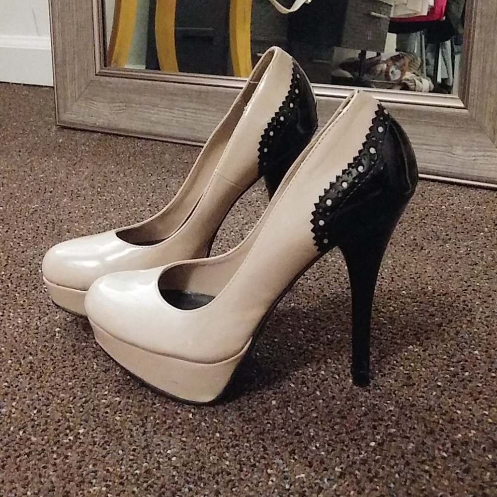 Size 8 delicious nude and black patent pumps